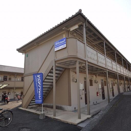 北東からの外観撮影 階段が東側にあります