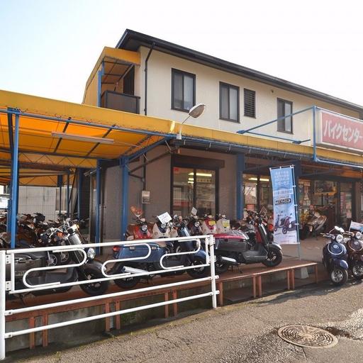 バイク屋さん 道路向かいにあります