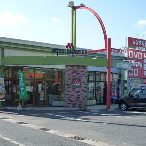 モスバーガー東広島店&フタバ図書ソフトピア東広島店 飲食店とレンタルビデオ屋さんのコラボレーション店舗です。