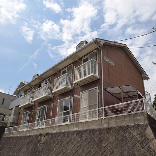 スカイハイツ東側外観 こちらも陽当たり良好な上に1階でも高台なので安心です!