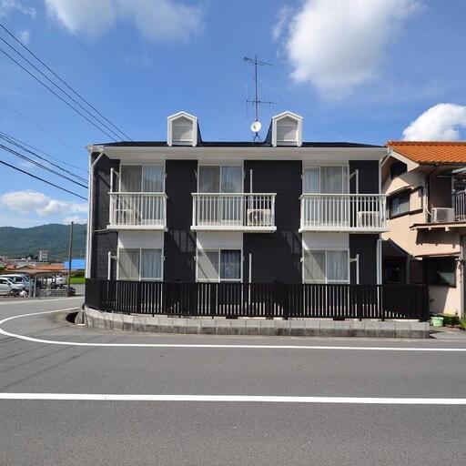 アーバンハイツB南側外観2 道路向かいにも駐車場があります!