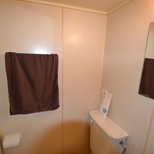 タオル掛け トイレも兼ねてますから、こういうのもいりますね。