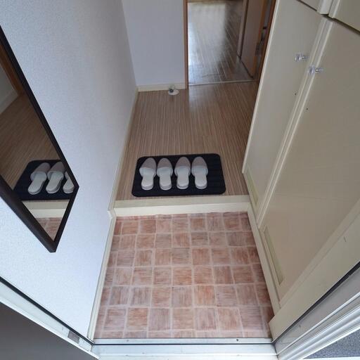 下足場 鏡あります!ここで最後の身だしなみチェックをしましょう。