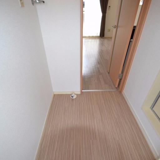 室内洗濯機置場 やっぱり室内が良いですね。
音を気にしないで夜でも使用出来ますし。