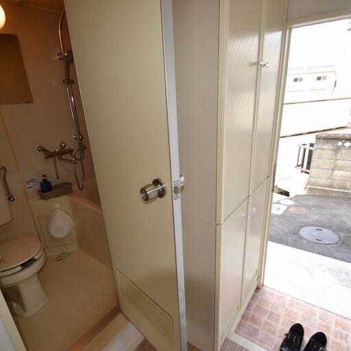玄関から見える浴室 トイレもあります。
家に帰ってすぐに使えますよ。