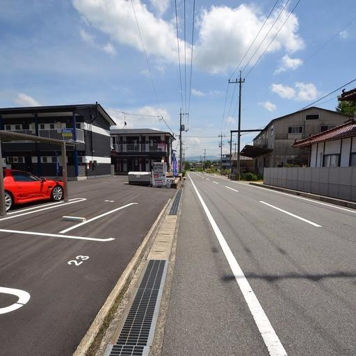 ラパルテール東広島弐番館周辺 大きな道路があります。車通りはそんなに多くありません。