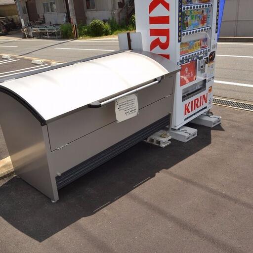 ゴミステーション2 ゴミステーションの隣には自動販売機を設置してみました。