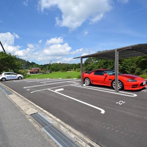 ラパルテール東広島弐番館駐車場 屋根が見えます。