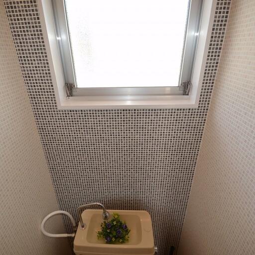 トイレの窓 換気が可能です。嫌な臭いは外に出しましょう。