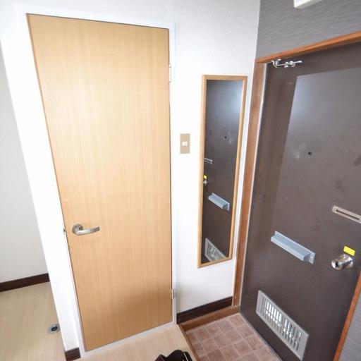 玄関 全身が映る鏡を設置しました。身だしなみのチャックが可能です!