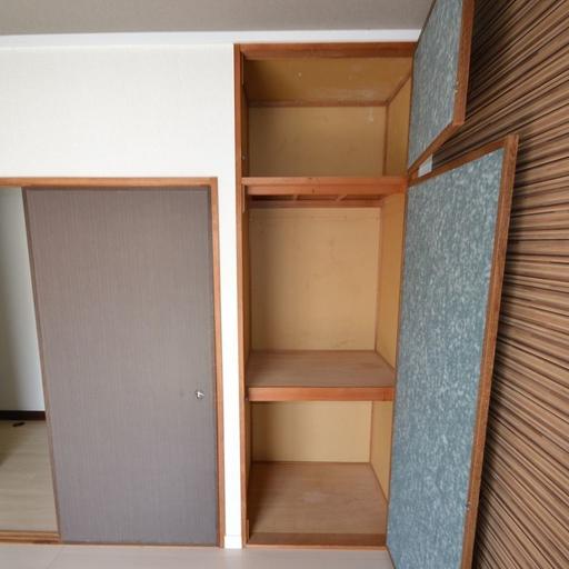 収納 開けた状態です。上下に分かれています。