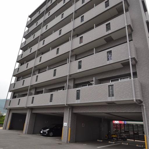 1階の外観 1階に部屋は無く、駐車場と駐輪場になっている。つまり屋根付きです!