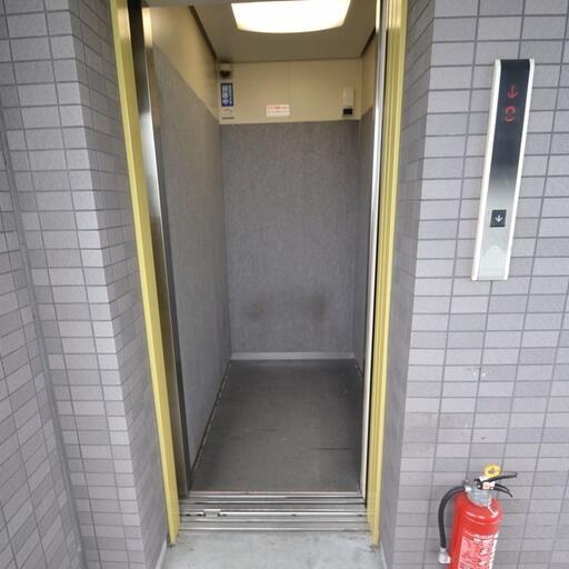 エレベーター 引越の時や荷物が多い時に便利ですよ♪