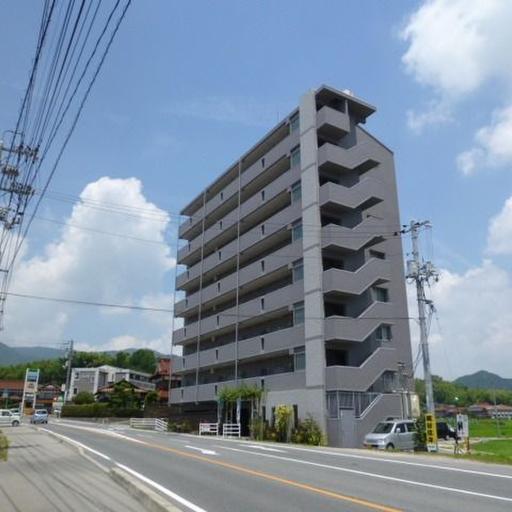 ルミーエル南東側外観 バス停も近くにあります!