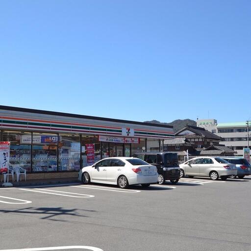 セブンイレブン黒瀬切田店 一番近くにあるコンビニです。駐車場が広く、行きやすいです!