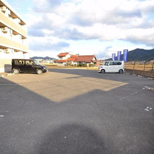 駐車場 西側から撮影しています。広くて駐車しやすいですよ♪