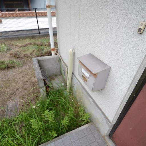 ポスト 玄関ドアの隣にあります。