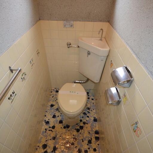 トイレ タオル掛けあり。トイレットペーパーは二か所掛けれます。