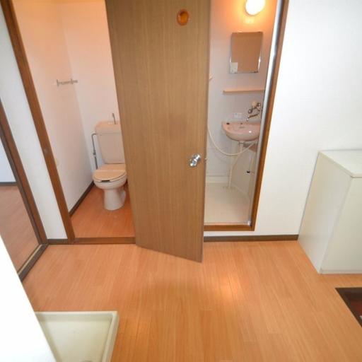 キッチン全体2 トイレと浴室は隣です。