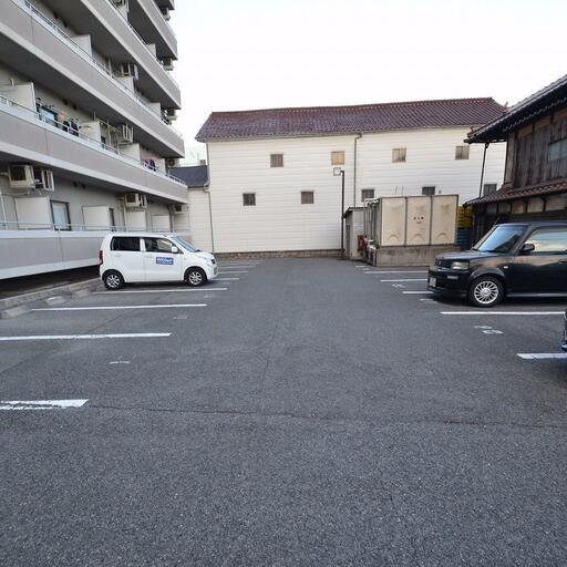 駐車場 南側の駐車場です。