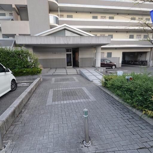 正面玄関 北側からエントランスに入ります。