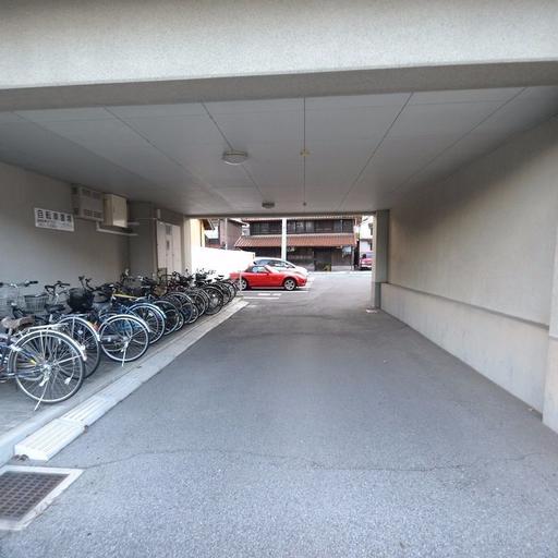 建物のくぐり通路 建物をくぐって南側の駐車場に入ります。