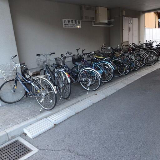 建物の下なので屋根があります。