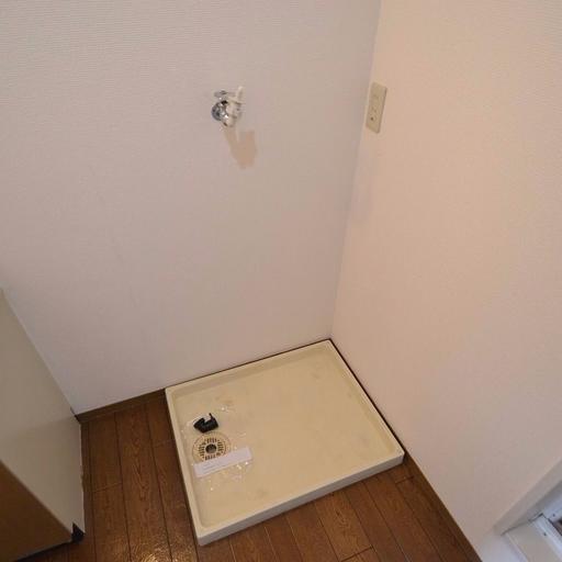 室内洗濯機置場 洗面所内にあります。夜中でも安心して洗濯をしてください!
