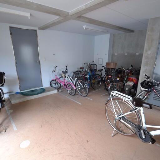 駐輪場 エントランスと一体となっているのが特徴です。雨風に当たらないので、汚れないですよ。