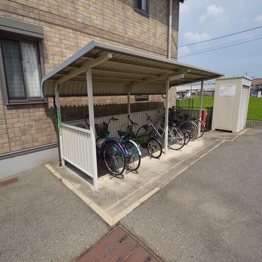 駐輪場 敷地内に2か所設けてあります。お子さん用の自転車も良く見かけますね。