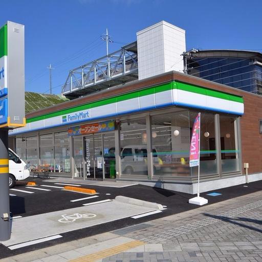 ファミリーマート 西条中央7丁目店 2017年に開店したコンビニ。駐車しやすいのが特徴。