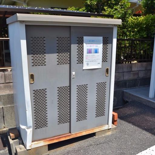 ゴミステーション 民間業者が回収します。敷地内にあるので便利。