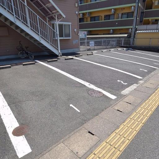 駐車場 建物の横なので雨の日でもすぐに乗車できます。