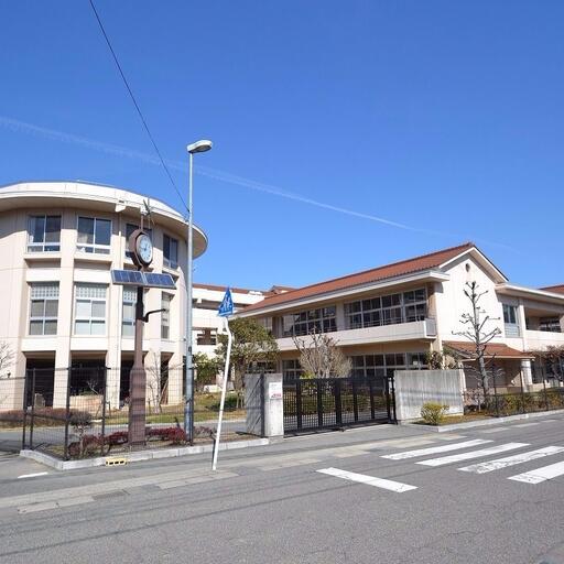 東広島市立三ツ城小学校 徒歩5分。地域で子供を守ろうという意識が高く、県外から転勤する方がここの小学校にしたい、と要望される事もある。