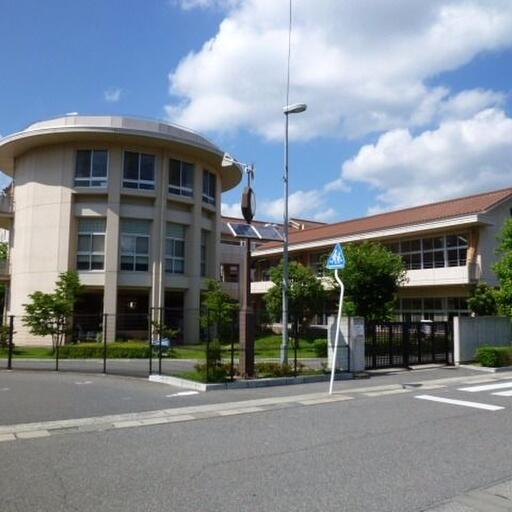 東広島市立三ツ城小学校 徒歩4分。校舎内にコミュニティハウスがある地域に根差した小学校。隣には商工会議所会館がある。