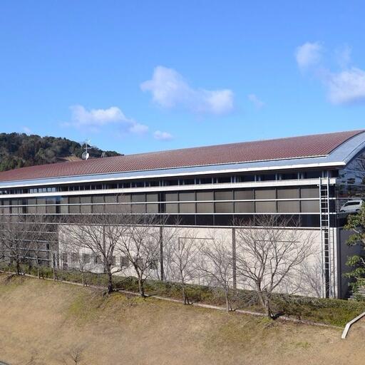 東広島市立中央図書館 徒歩2分。東広島市最大の公立図書館。