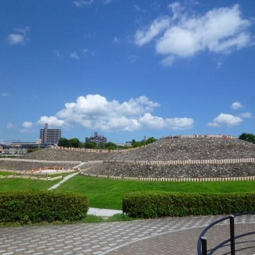 三ツ城古墳 徒歩4分。三ツ城小学校の目の前にある公園。本物の古墳を公園に改修している。