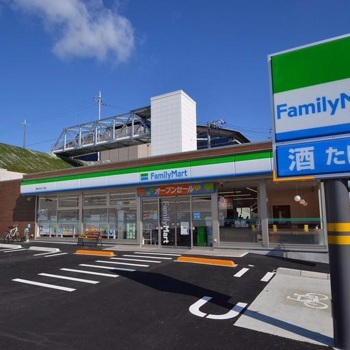 ファミリーマート 西条中央7丁目店 徒歩8分。2017年に開店したコンビニ。ブールバール沿いに立地する。