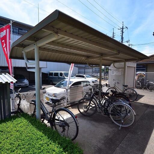 駐輪場 自転車等を置いてください。坂が多い地域ですので、原付があっても良いかも。