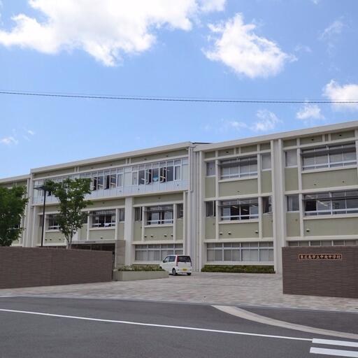 東広島市立中央中学校 徒歩約15分。平成23年に出来た新しい校舎が特徴。
