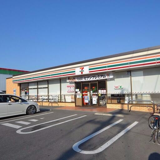 セブンイレブン 東広島西条下見北店 徒歩約11分。タイヤ館と同じ敷地内にある。周辺にはローソンやガソリンスタンド、下山記念クリニックなどもある。