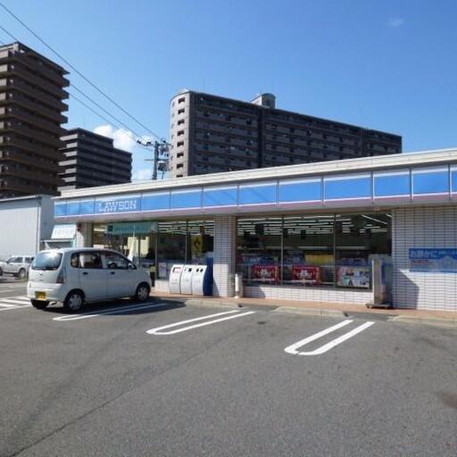 ローソン 西条御条店 徒歩約13分。その他にも近くにセブンイレブンもある。