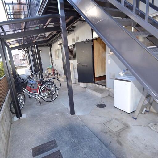 駐輪場 玄関側にあります。あまり濡れずにお部屋に戻れます。