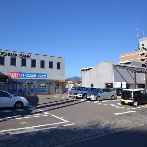 広島銀行 西条南支店 徒歩約3分。広島県の第一地銀。広島で生活するには口座を持っていても良いと思います。