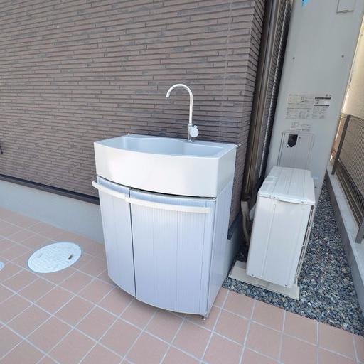 室外水栓 外出からのお帰りの際にはここで手洗いや荷物の水洗いも可能です。