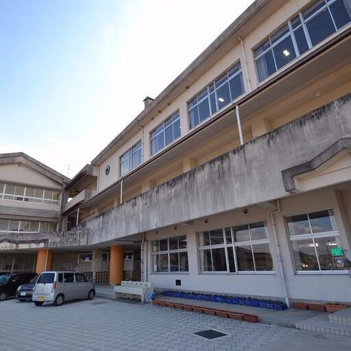 東広島市立板城小学校 徒歩約22分。一本道で行けます。
