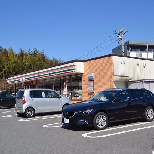 セブンイレブン 東広島西条東子店 徒歩約6分。広い駐車場が特徴。