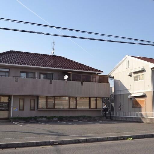 川口内科 徒歩約4分。セブンイレブンの道路向かいにあるコンビニ。