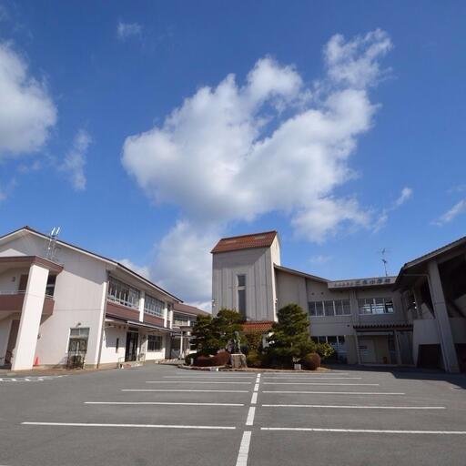 東広島市立三永小学校 徒歩約20分。約1.6キロメートル。比較的交通量の少ない道で通学できる。