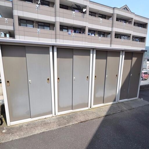 トランクルーム タイヤなどの保管に便利!冬用タイヤ必須地域ですから!